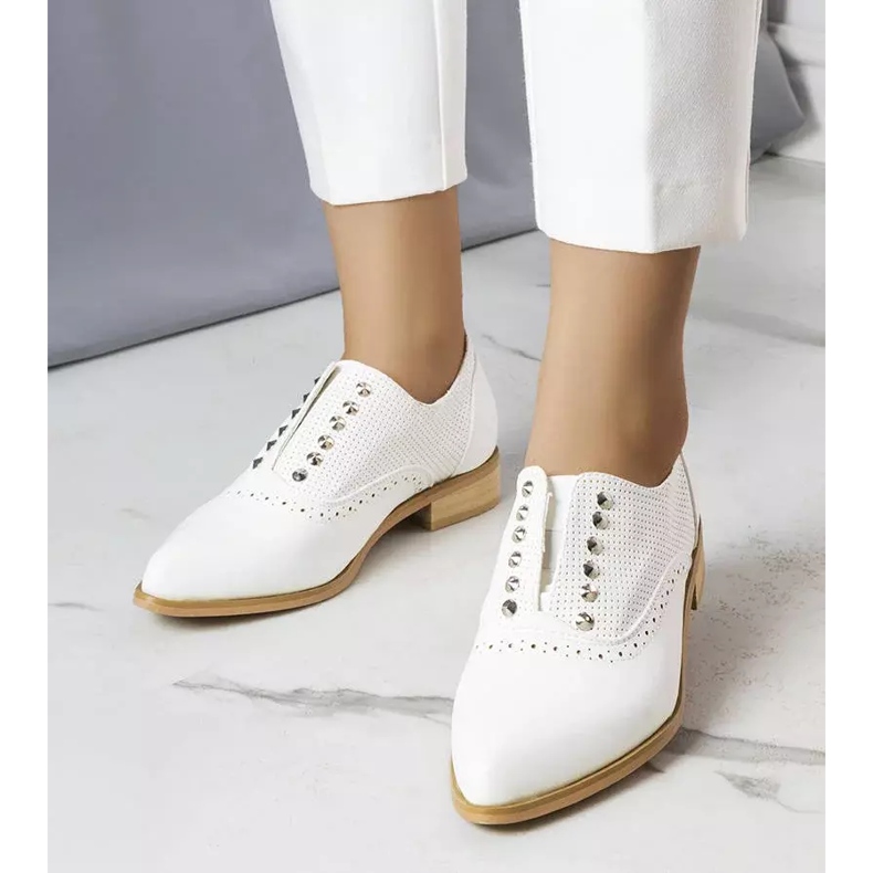 BM Scarpe traforate bianche con borchie di Erin bianca 1