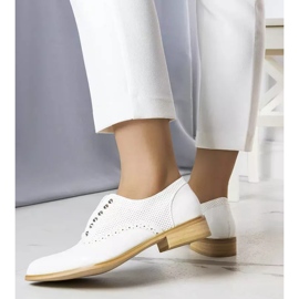 BM Scarpe traforate bianche con borchie di Erin bianco 2