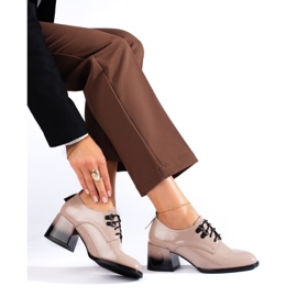 Scarpe stringate beige con tacco alto in vernice Shelovet 2