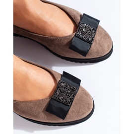 Décolleté in pelle scamosciata beige scuro con zeppa bassa di Shelovet 2