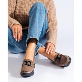 Mocassini da donna in camoscio beige con fibbia Shelovet 1