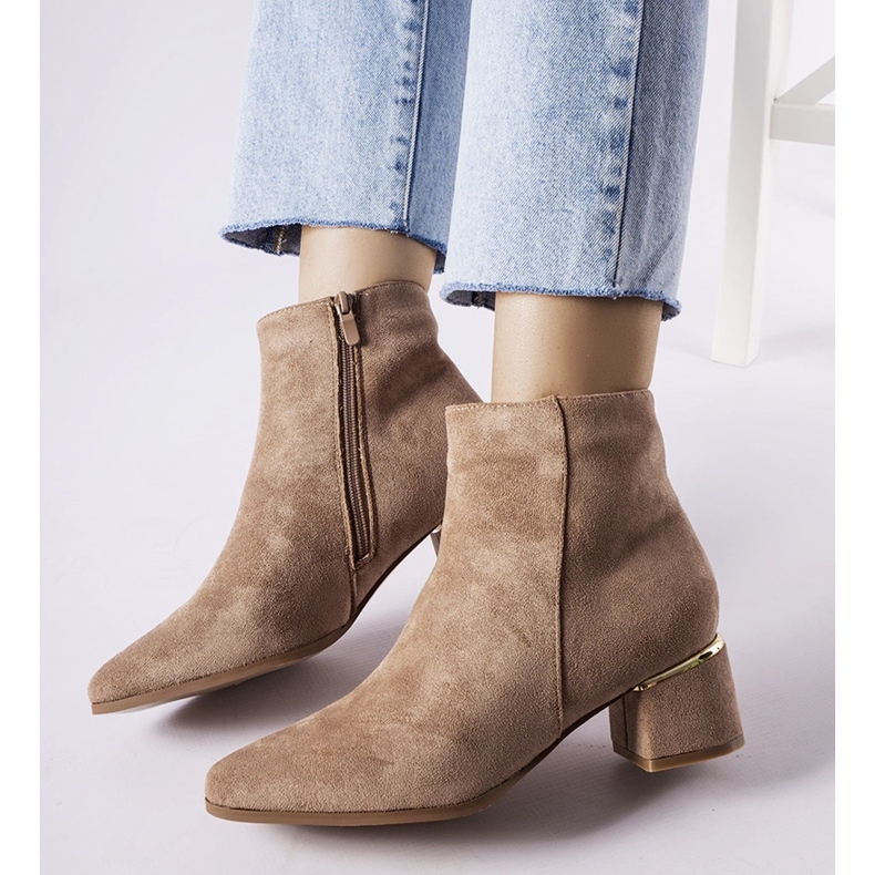 Stivaletti beige con tacco basso di Tayyib 1