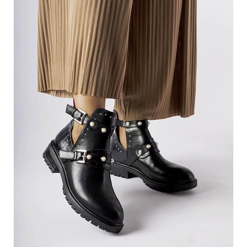 Stivaletti neri con ritaglio e perle Asker nero 1