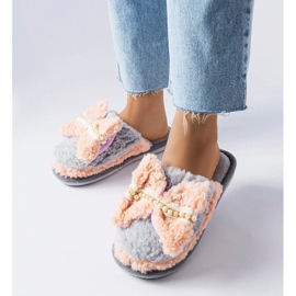 Pantofole grigie e rosa con fiocco grigio 1