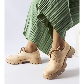 Scarpe beige con suola massiccia di Coleman 1