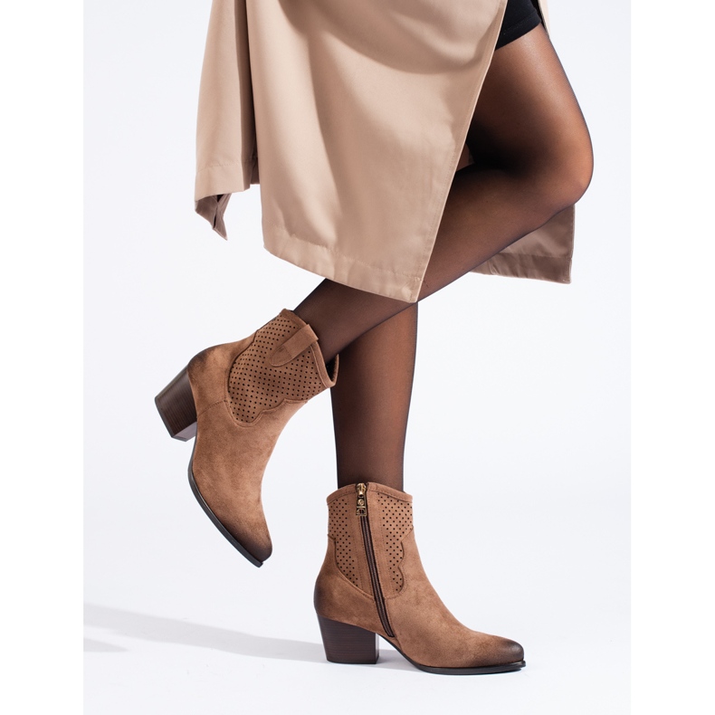 Stivali da cowboy beige traforati con tacco alto di Vinceza 1