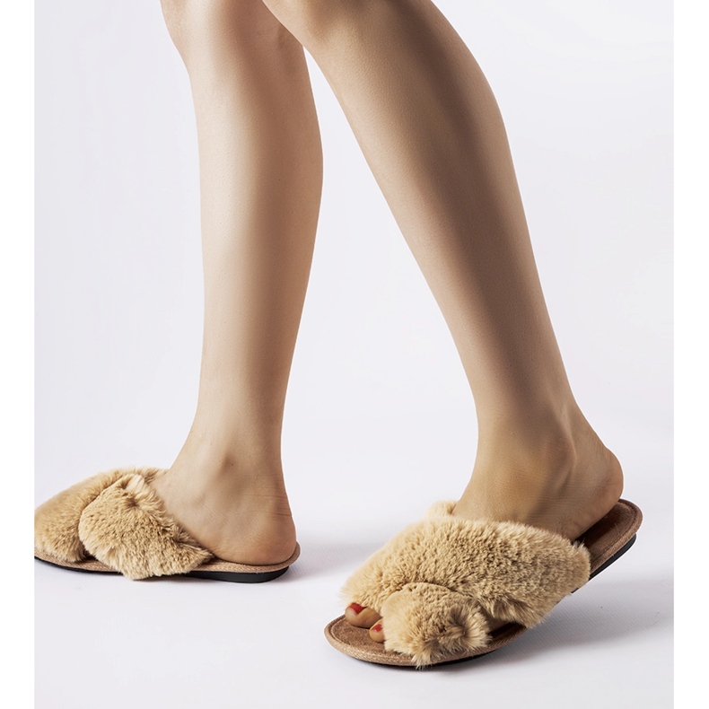 Pantofole beige decorate con pelliccia di Morano 1
