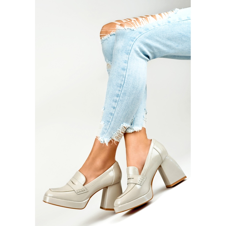 Scarpe da donna in vernice con tacco alto beige 2