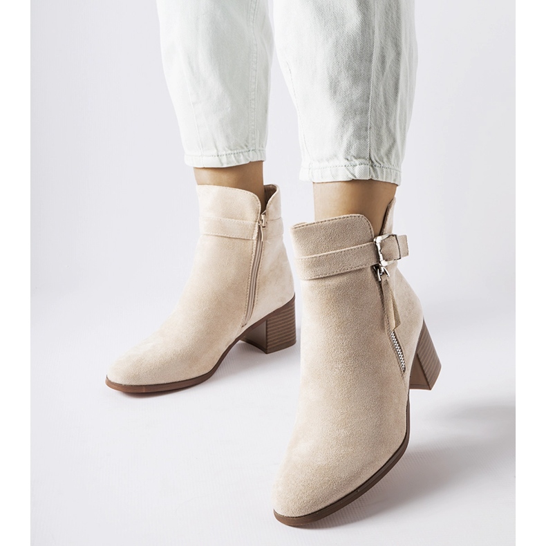 Stivaletti beige con tacco basso di Bédard 1