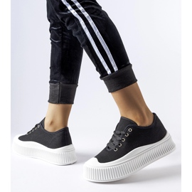 Scarpe da ginnastica nere su una spessa piattaforma Rina bianca nero 1