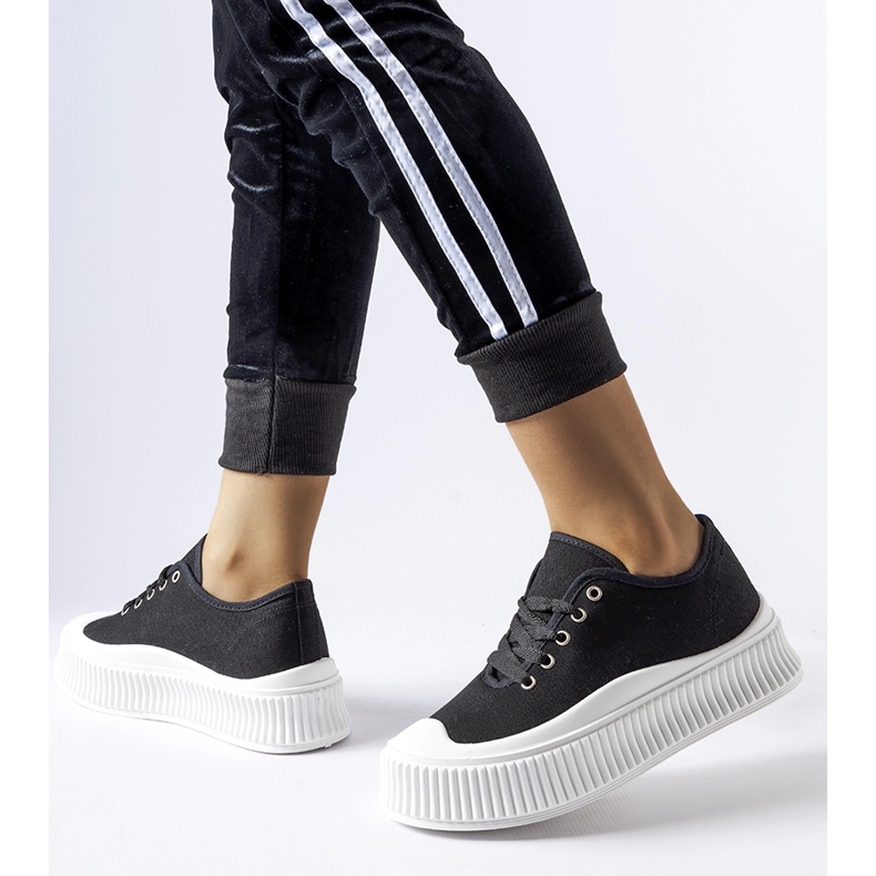 Scarpe da ginnastica nere su una spessa piattaforma Rina bianca nero 1