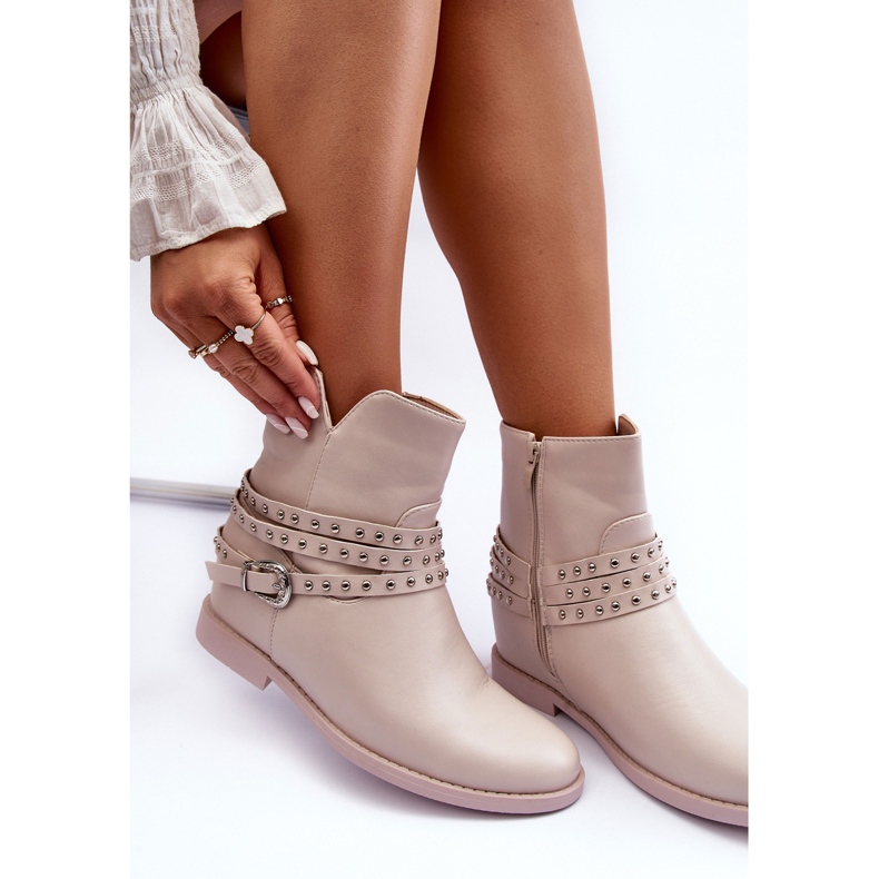 Stivali piatti da donna in pelle decorata beige di Adkrana 1