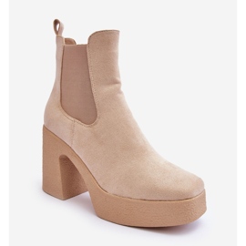 Stivaletti in pelle scamosciata beige su un tacco alto massiccio di Sunilda 1