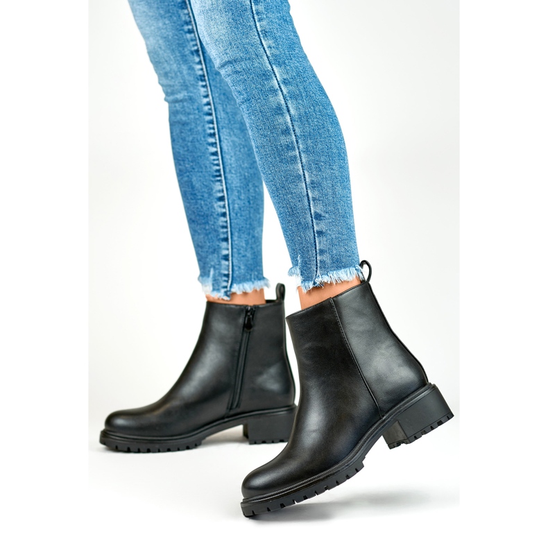 Stivaletti classici da donna neri realizzati in ecopelle nero 1