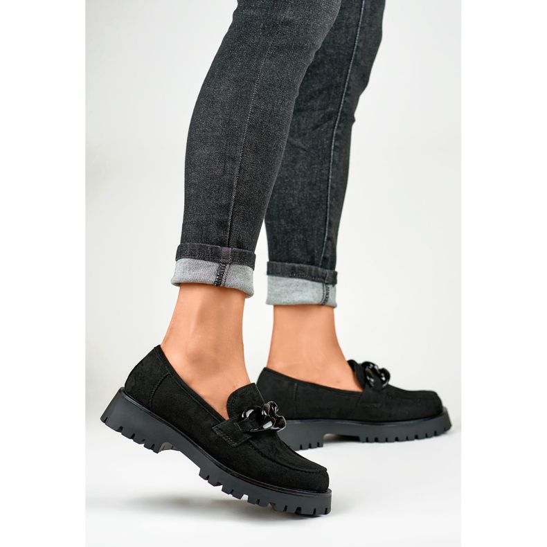 Mocassini da donna in camoscio nero con catena 1