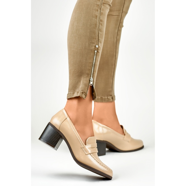 Scarpe beige da donna con tacco basso 1