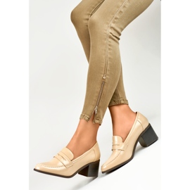 Scarpe beige da donna con tacco basso 2