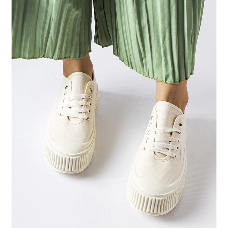 Sneakers beige su una spessa piattaforma Rina 1