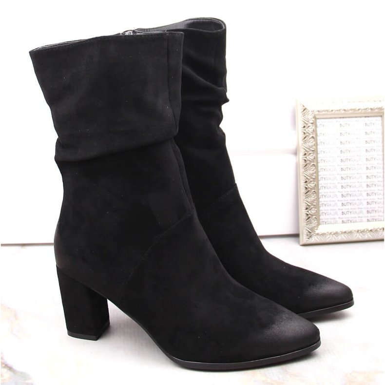 Stivali neri corti, spiegazzati e isolanti da donna Vinceza 58146 nero 1