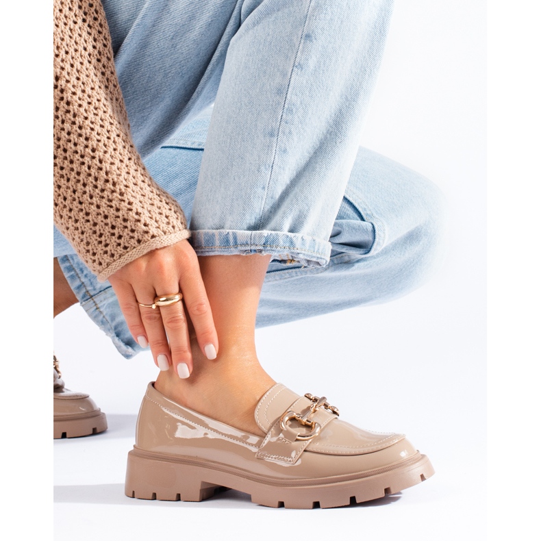 Mocassini beige verniciati con fibbia Shelovet dorata 1