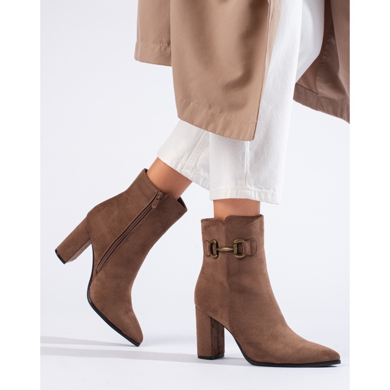 Stivaletti beige in pelle scamosciata con tacco alto di Shelovet 2