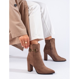Stivaletti beige in pelle scamosciata con tacco alto di Shelovet 1