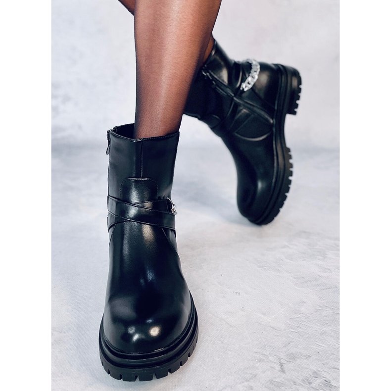 Stivaletti Cindy Black con catena nero 1