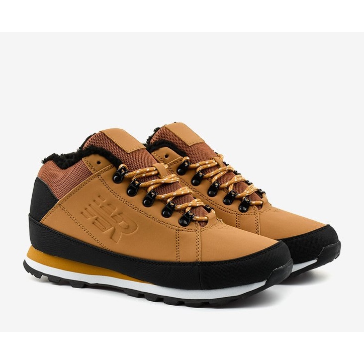 Scarpe sportive uomo isolate marrone chiaro Grifar 1