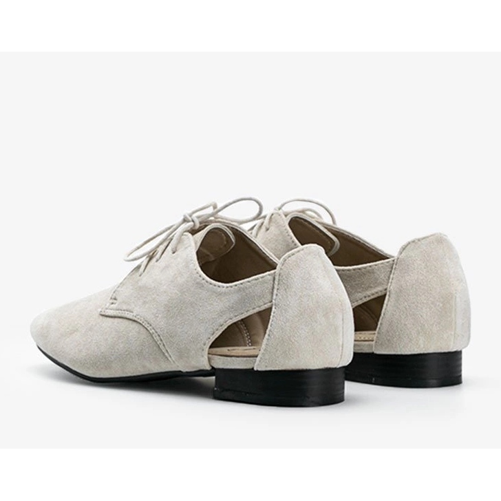 Scarpe beige lucide con ritagli di Dorothy 1