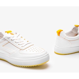Sneakers sportive bianche e gialle di Maggie bianco 1