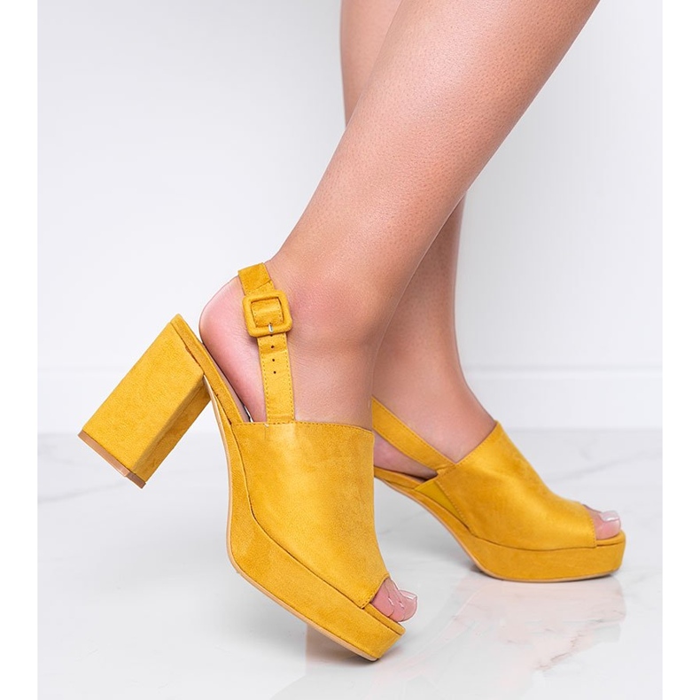 Sandali senape sul palo di Chikie giallo 1