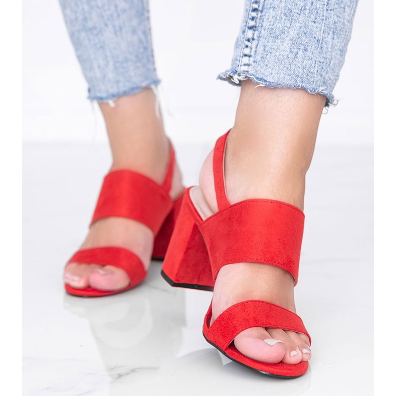 Sandali rossi sul post di Lil Sweetie rosso 1