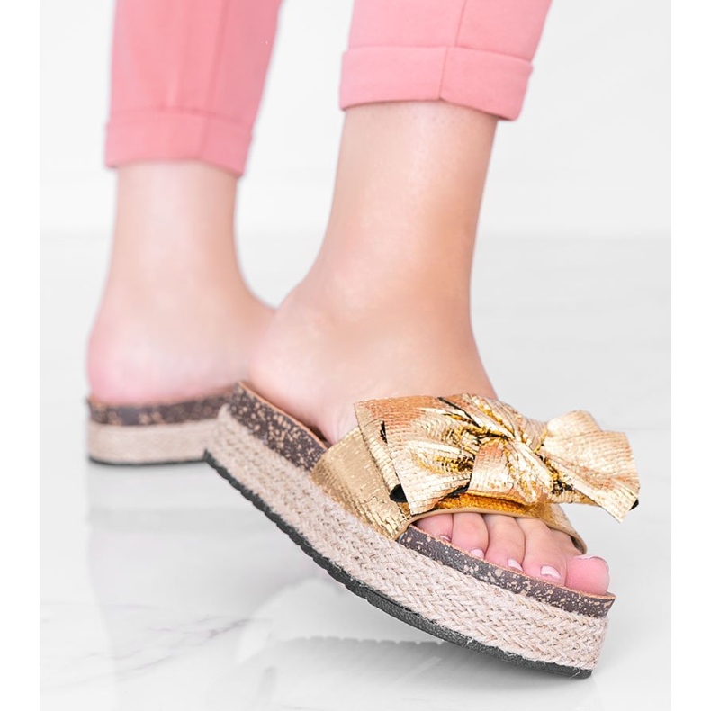Pantofole Columbia dorate con fiocco d'oro 1