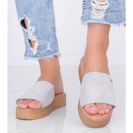 Ciabatte grigie sulla piattaforma grigio 1