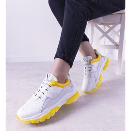 Sneaker bianche e gialle con suola ombre bianco 1