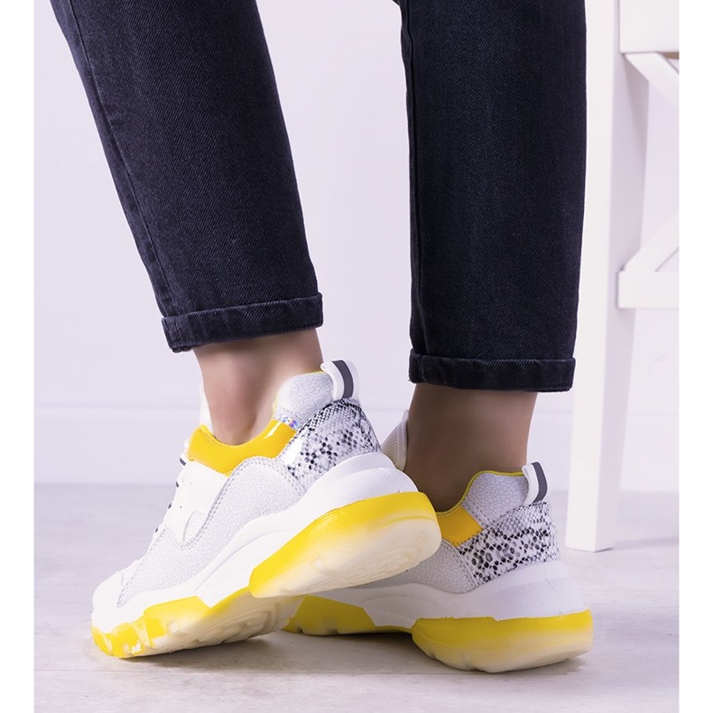 Sneaker bianche e gialle con suola ombre bianco 2