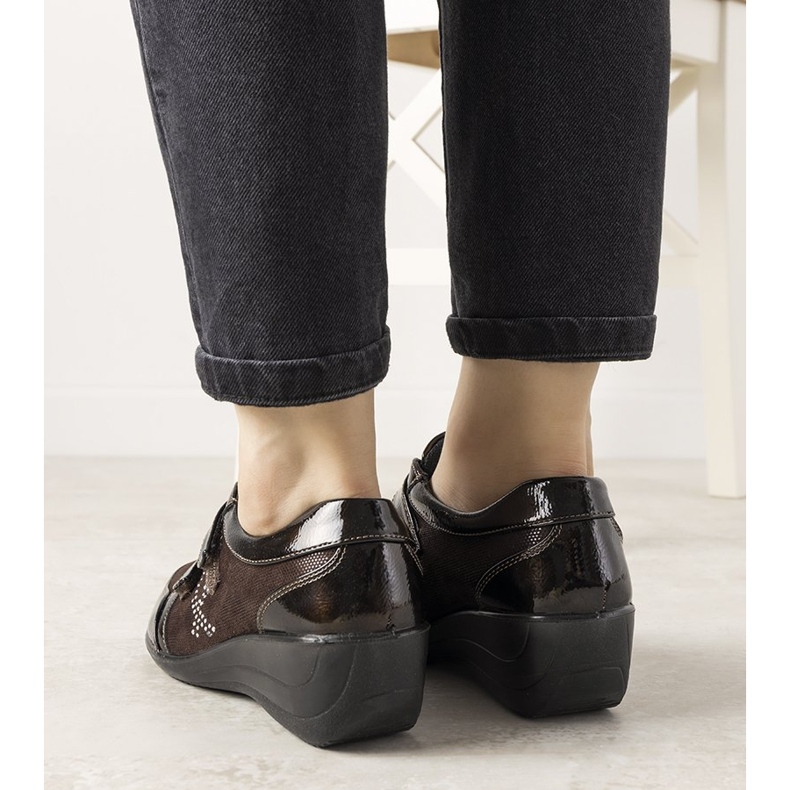 Scarpe brogue marroni sul tacco a zeppa bassa Tiffy marrone 1