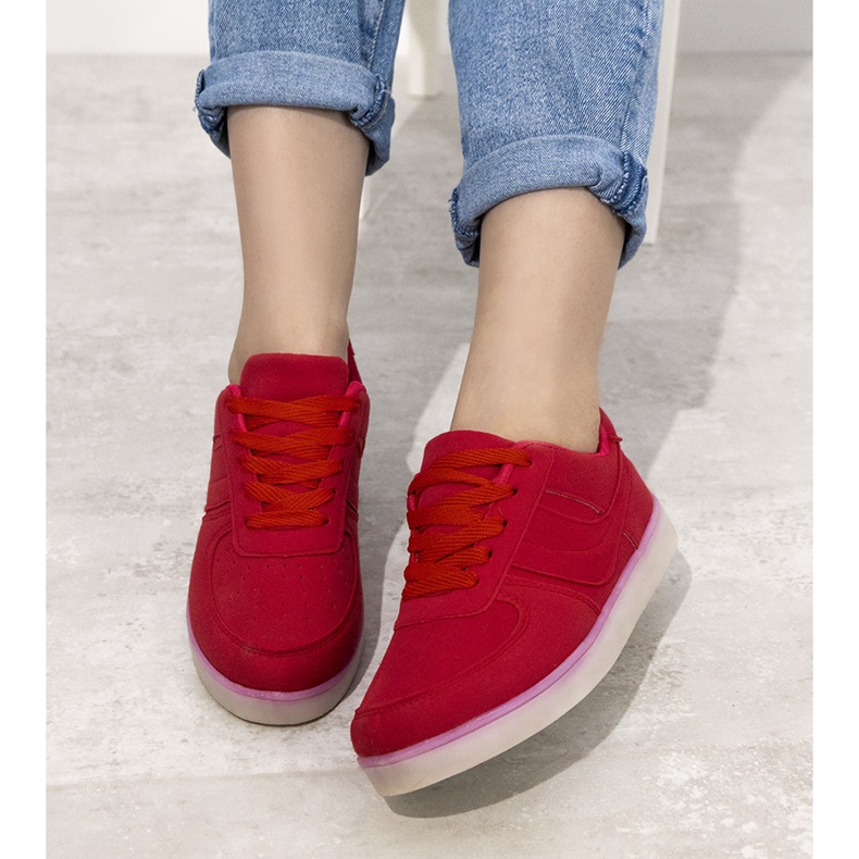Sneakers rosse thailandesi con suola luminosa rosso 2