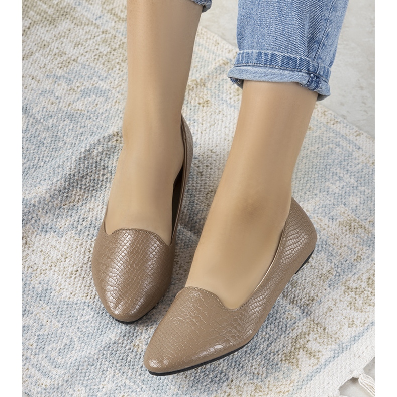 Ballerine marroni nella fantasia della pelle di coccodrillo di Aupra beige 1
