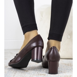 Décolleté bordeaux su un palo in ecopelle di Alice rosso 1
