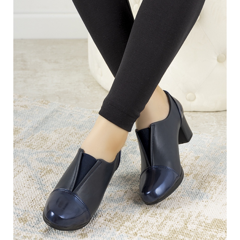 Scarpe blu navy sul palo del Villareal 2