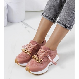 Le sneakers rosa di Samina con catena 1