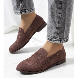 Scarpa in pelle marrone con borchie Ishana 1