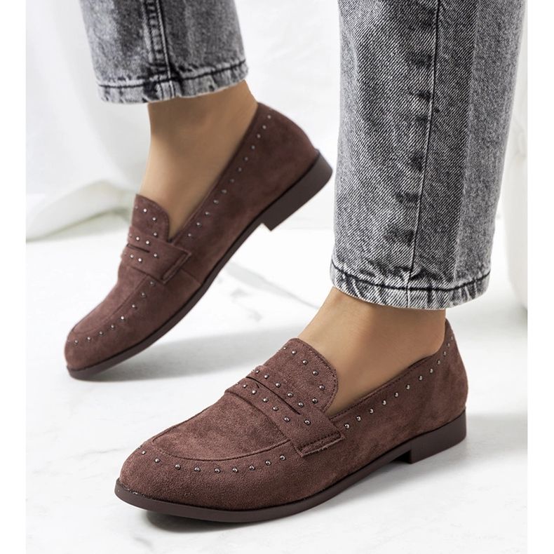 Scarpa in pelle marrone con borchie Ishana 1