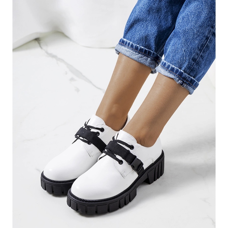 Scarpe bianche su una suola di trattore Marike bianca 1