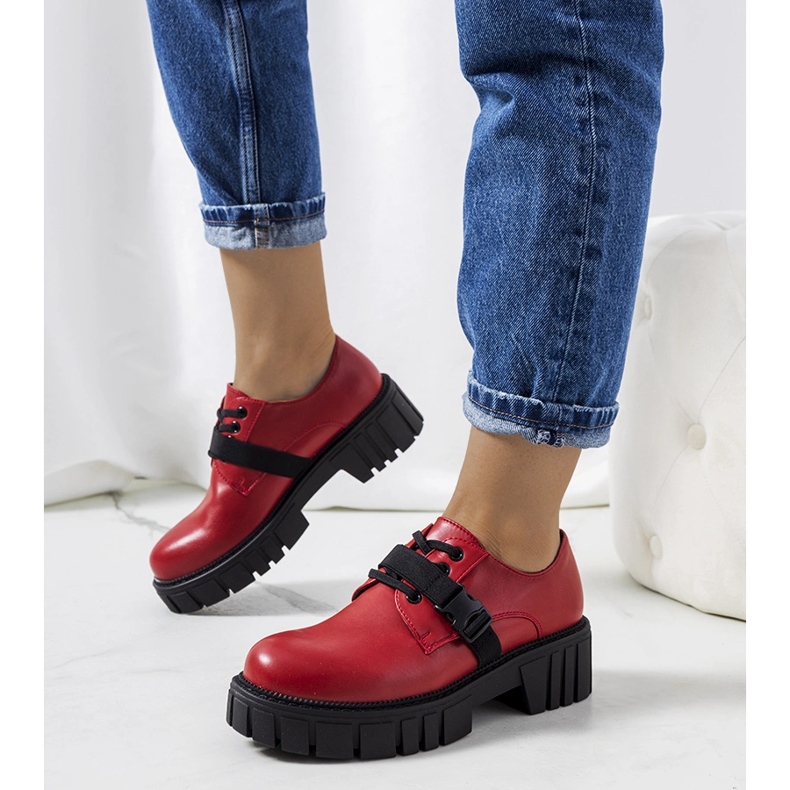 Scarpe rosse su una suola di trattore Marike rosso 1