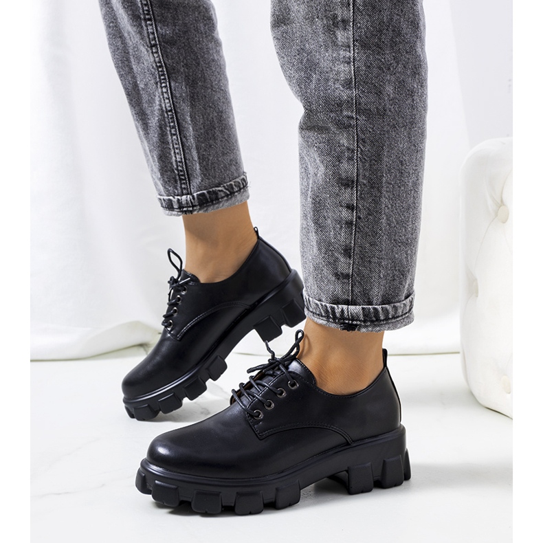 Scarpe nere su suola di un trattore Chedi nero 1