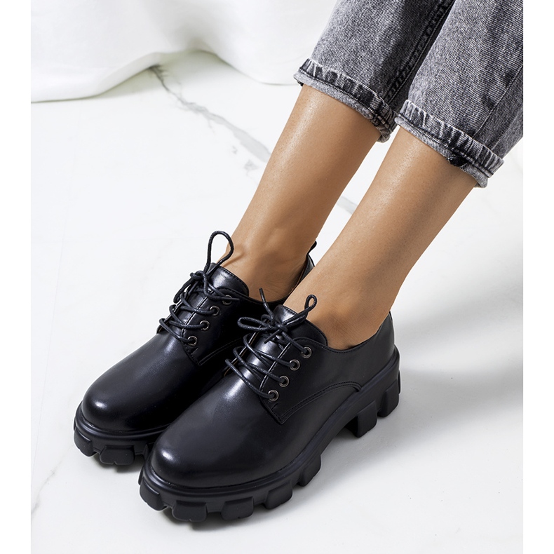 Scarpe nere su suola di un trattore Chedi nero 2