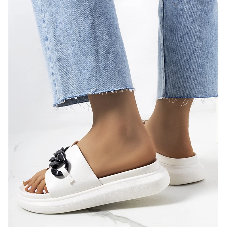 Ciabatte bianche con catena Levy bianco 1