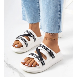 Ciabatte bianche sulla piattaforma Kogil bianco 1